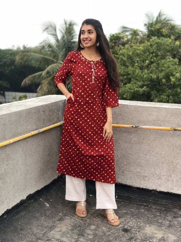 Bandhani Kurta Designs, Kurta Designs Women Cotton, Bandhani Kurti Designs Cotton, Bandhani Kurti Designs, Office Kurti, Kurta Designs Women Casual, Palazzo Outfit, White Kurti, Orang India