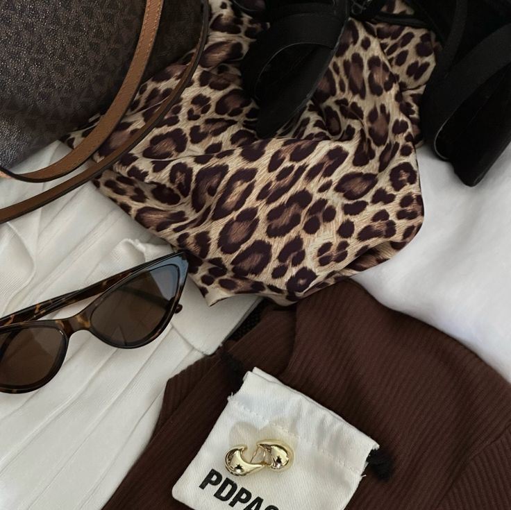 Leopard vibes ☀️🐆 White And Brown Aesthetic, Leopard Print Aesthetic, Animal Print Aesthetic, Brown Vibe, Leopard Clothes, Leopard Aesthetic, Leopard Outfit, Brown Theme, Leopard Style