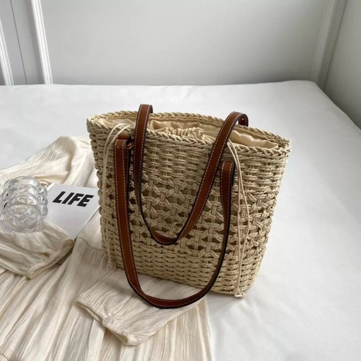 Exterior Color Beige Lining Color Brown Style Shoulder Bag Exterior Material Straw Ted Baker Tote Bag, Boho Handbag, Mothers Bag, Boho Handbags, Quilted Tote Bags, Straw Tote Bag, Brown Style, Woven Tote Bag, Woman Weaving