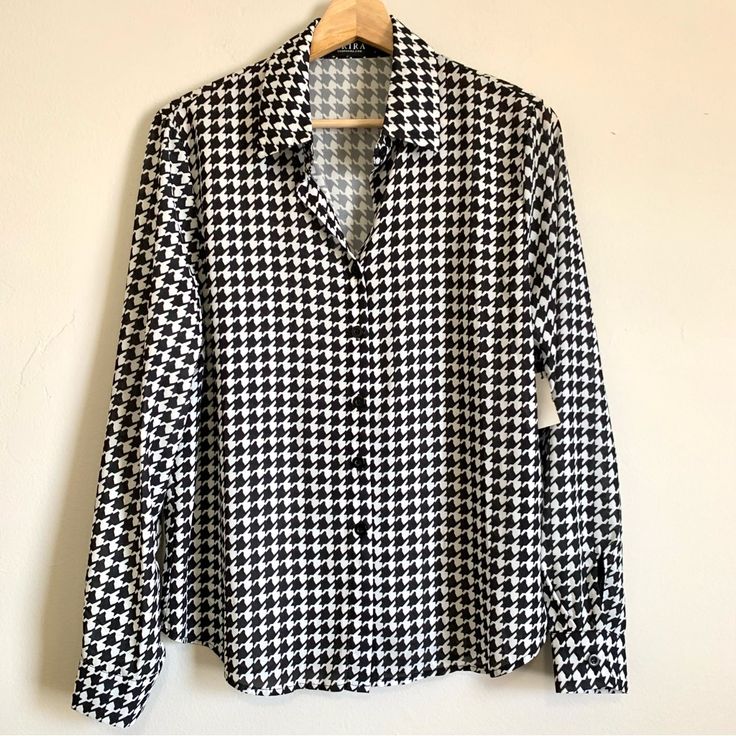 Akira Houndstooth Button Down Top Size L Nwt Black White 100% Polyester New With Tag Stylish * Can Be Worn Different Ways - You’ll Love! See All Pictures For Details Fall Gingham Button-up Blouse, Houndstooth Shirt For Workwear In Fall, Fall Houndstooth Shirt For Workwear, Houndstooth Long Sleeve Shirt For Fall, Long Sleeve Houndstooth Shirt For Fall, Fall Button-up Shirt For Office Wear, Fall Season Button-up Shirt For Office Wear, Elegant Plaid Tops For Workwear, Fall Collared Top With Houndstooth Pattern