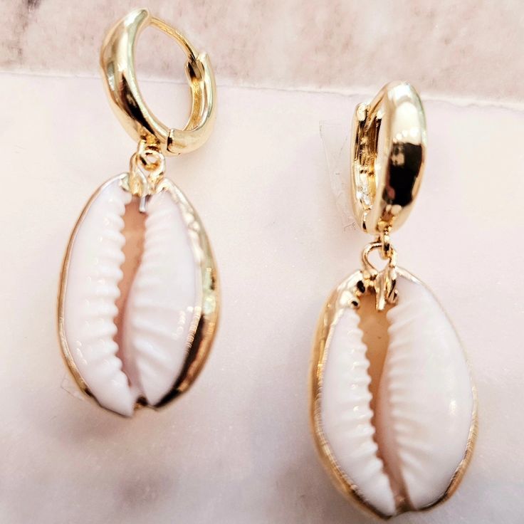 Updated Basic with a twist!Perfect hooop drop earring for day and for night. Perfect for summer trips, get-aways, bridal events and weddings. Perfect size easy to wear, comfortable and light in weight.Natural Cowry Shell (elctrogold plated)Gold Plated HoopApproximately 1 1/2" LongHoop Thickness - 4mmHoop Size - 3/4 Diameter Bridal Events, Cowry Shell, Bridal Event, Drop Earring, Jewelry Earrings Hoops, Summer Travel, Wedding Earrings, Etsy Earrings, Shells