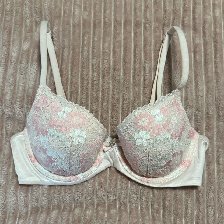 Never Worn Super Soft Material Lace White Fitted Feminine Bra, Feminine Fitted Victoria's Secret Bra, Fitted Feminine Victoria's Secret Bra, Fitted White Victoria's Secret Bra, Cute Bra Sets, Cute Bras Sets, Coquette Bras, Aesthetic Bras, Cute Bras Aesthetic