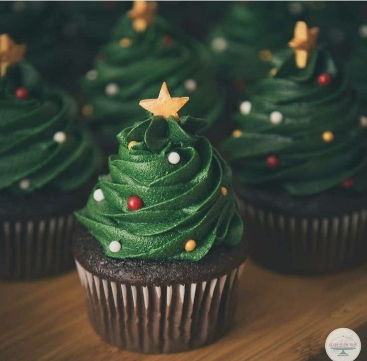 cupcakes with green frosting and gold stars on top, decorated like a christmas tree