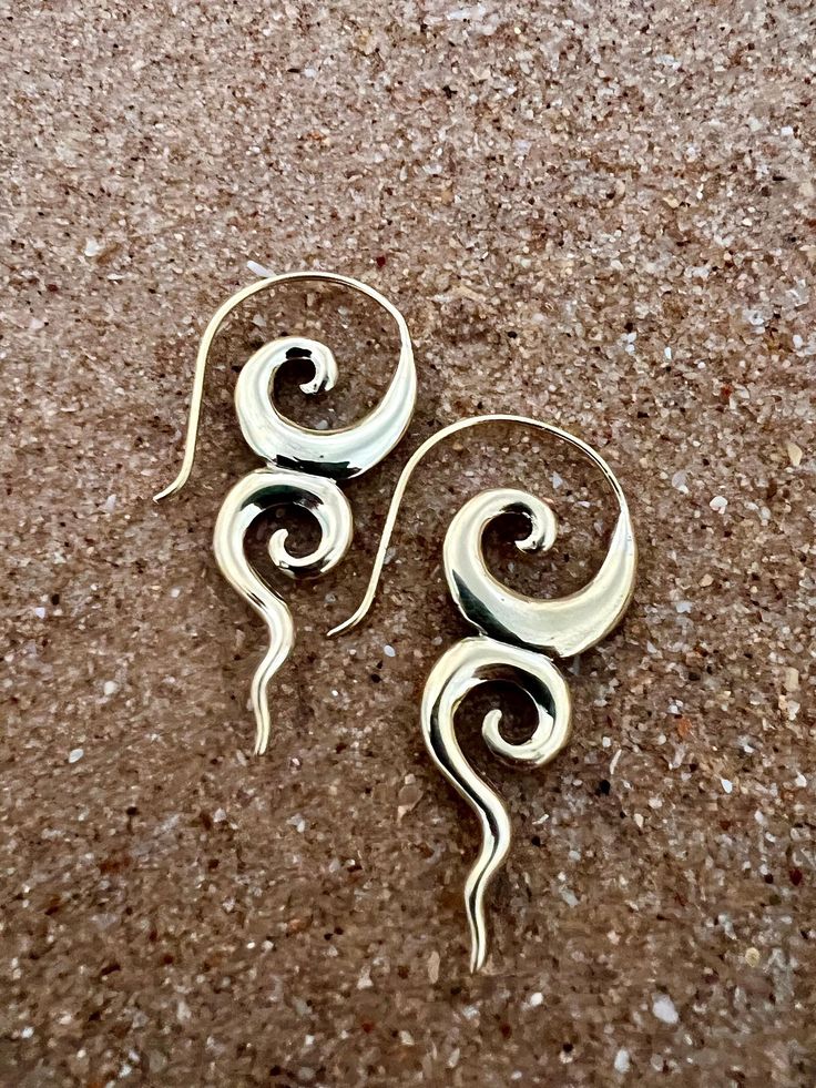 Discover the exquisite beauty of our handcrafted Brass Goddess Earrings, meticulously created with love from high-quality, nickel-free brass. Each piece is a testament to our commitment to exceptional craftsmanship and unique design. These earrings are truly one-of-a-kind, boasting stunning natural adornments that will captivate onlookers. With their versatile elegance, they are perfect for every occasion, adding a touch of sophistication and allure to any ensemble. Comfort is never compromised Gold Brass Drop Cartilage Earrings, Unique Gold Metal Cartilage Earrings, Symbolic Brass Jewelry For Anniversary, Distinctive Brass Jewelry For Anniversary, Unique Brass Jewelry For Anniversary, Unique Brass Single Cartilage Earring, Handmade Spiral Yellow Gold Jewelry, Handmade Spiral Yellow Gold Earrings, Nickel-free Spiral Metal Jewelry