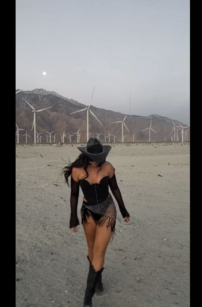 Cochella Outfits Cowboy, Cochella Outfits All Black, Music Festival Black Outfits, Cowgirl Music Festival Outfit, Brown Coachella Outfit, Music Festival Inspo Outfits, Coachella Womens Outfit, Country Rave Outfits, Coachella Fits 2023