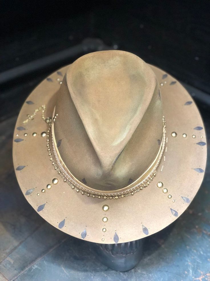 Cowboy Hat Design, Dope Hats, Felt Cowboy Hats, Painted Hats, Beaded Hat, Diy Hat, Hat Ideas, Western Hats, Cowgirl Hats