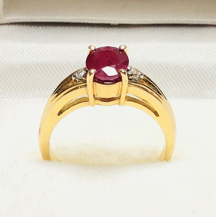 Beautiful Vintage 14k Yellow Gold Natural Ruby Diamond Ring 100% Natural Ruby and Diamonds Beautiful genuine Ruby Ruby: 1.25CT Diamond(s) 0.04CT Color: G Clarity: SI2 Total ring weight: 3.9GR 14K Yellow Gold Ring sizing available Free of Charge For more information regarding this item feel free to reach me so I can accommodate your needs. Thank you Ruby Diamond Ring, Mens Diamond Wedding Bands, Rings Mens Wedding Bands, Ruby Diamond Rings, Emerald Diamond Ring, Engagement Ring Diamond Cut, Sapphire Diamond Ring, Red Band, Ruby Diamond