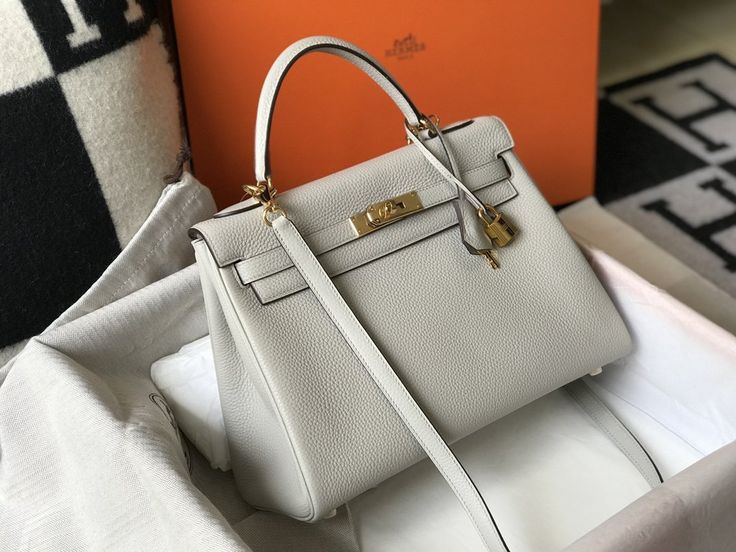 Description HRMS Kelly 28 Retourne Togo White Bag For Women, Handbags, Shoulder Bags 11in/28cm Rep 1:1 Size: 28 x 22 x 10 cm / 11 x 8.5 x 4.5 inches (Length x Height x Width) Hermès bags are considered the ultimate luxury item worldwide. Each piece is handcrafted with waitlists that can exceed a year or more. The streamlined and demure Kelly style is always in high demand, it is particularly lovely in this vibrant version with gold hardware. Epsom is textured with a wonderful grainy appearance. High-end Tan Travel Bags, High-end Tan Satchel Bag, High-end Tan Satchel For Daily Use, High-end Tan Everyday Bag, High-end Handheld Office Bag, High-end White Bag With Top Carry Handle, High-end White Satchel For Shopping, High-end White Bag For Daily Use, High-end White Shoulder Bag For Daily Use