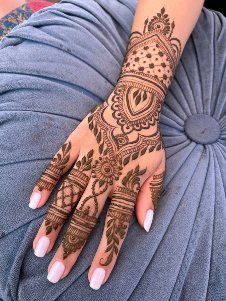 Henna design for the hand Henna Design Indian, Top Hand Henna Designs, Hena Full Hand, Hand And Wrist Henna, Henna Designs Hand Floral, Classic Henna Design, Half Arm Henna Designs, Henna Designs Whole Hand, Henna Designs Medium