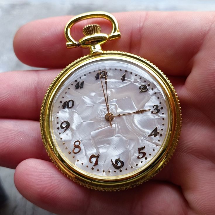 This gold-colored pocket watch with quartz mechanism combines an old style with an old engraving to make it an original gift. The watch features an easy-to-read dial with gold-tone metal numerals and hands. This is a unique and thoughtful gift. Vintage pocket watch made in the 2000s. Rare model collector's pocket watch. The watch is in a rare state of conservation. The watch still has these transparent plastic protections. -Delivered in a gift box (see photo). -Movement type: quartz (new battery Photo Movement, Pearl Background, Art Deco Watch, Watch Engraving, Retro Watches, Vintage Pocket Watch, Automatic Watches For Men, The 2000s, Pocket Watches