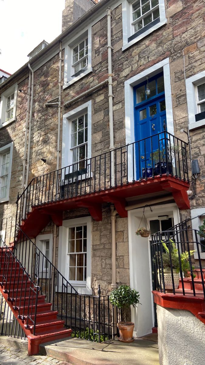 House with a blue door and cozy vibes (located in Scotland) House In Edinburgh, London Flat Exterior, Edinburgh Apartment Aesthetic, Edinburgh Home, London Apartment Small, Edinburgh Apartment, Uni Apartment, Edinburgh House, Edinburgh Flat