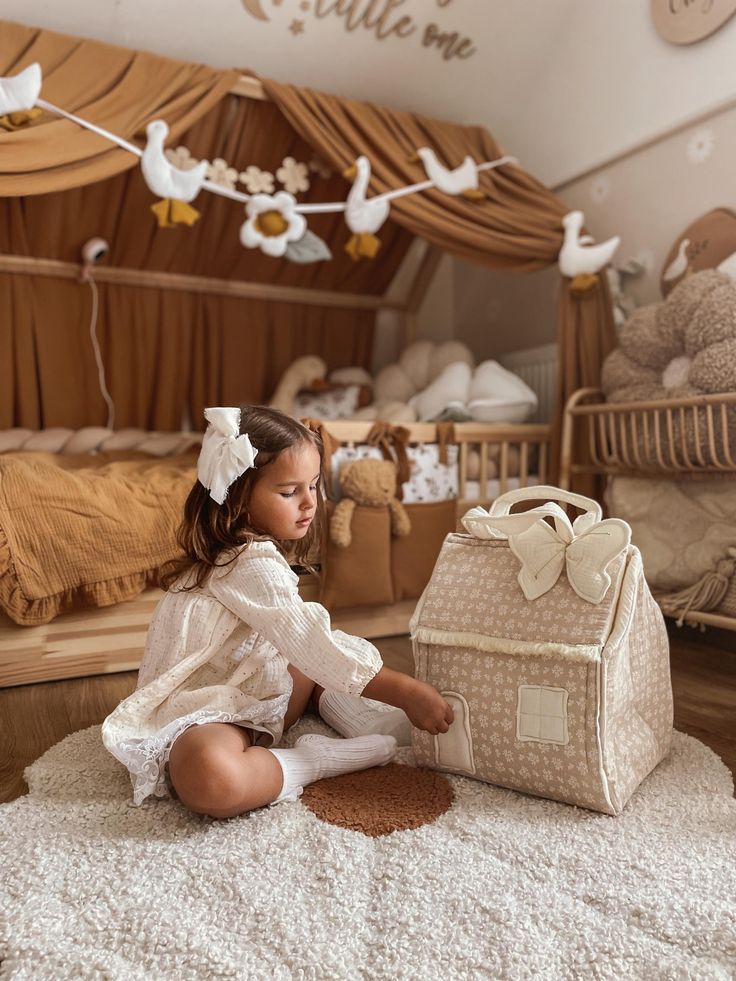 This handmade portable doll house will take your little ones playtime to the next level, lightweight and easy to curry on this doll house can be with our little friends on the car, on grandma's house or on vacation and more. Is made with cotton muslin fabric on the inside and on the outside and comes with a little bed and decorative curtains on the inside (the mouse dolls are not included). Dimensions: from bottom till handle 43cm/17'', from bottom till roof 30cm/11.8'' , wide 22cm/8.6''. CARE: Baby Doll Set Up In Playroom, Doll Organization Ideas, Inside Playhouse Ideas, Maileg Dollhouse, Muslin Doll, Portable Doll House, Baby Doll Bed, Fabric Doll House, Baby Bug