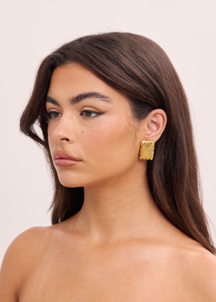 The Emery Earring is a versatile and stylish earring that can effortlessly elevate any outfit. Its bold texture and lightweight design make it comfortable to wear from day to night. Add a touch of elegance to your look with the Emery Earring. 16K Gold Filled lightweight Hypoallergenic Posts Height 3cm x Width 2cm Elegant Textured Formal Earrings, Chic Huggie Earrings For Formal Occasions, Modern Textured Gold Earrings, Elegant Textured Gold Plated Earrings, Chic Textured Gold Earrings, Chic Clip-on Earrings In Yellow Gold, Chic Clip-on Yellow Gold Earrings, Chic Yellow Gold Clip-on Earrings, Modern Textured Drop Earrings