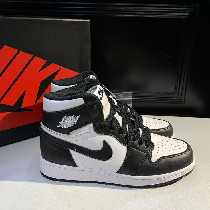 Jordan Noir, Παπούτσια Nike Free, Black And White Jordans, Обувь Air Jordan, Jordan 1 Sneakers, Gymnastics Shoes, Nike Air Jordan Shoes, Diy Sneakers, Trendy Shoes Sneakers