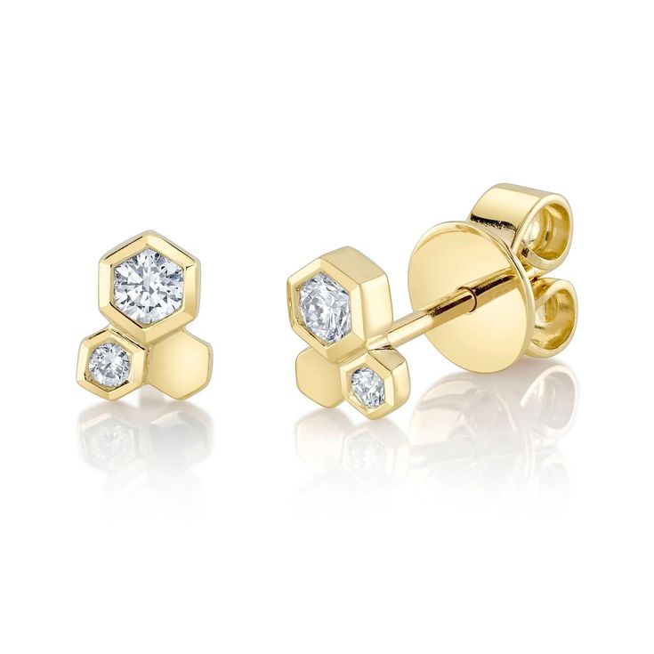 Introducing our 0.17ct Round Cut Diamond Honeycomb Stud Earrings. Crafted with meticulous attention to detail, these earrings feature stunning round cut diamonds set in a mesmerizing honeycomb design. A captivating and unique addition to your jewelry collection. Honeycomb Necklace, Mini Jewelry, Honeycomb Design, Black Hills Gold, Diamond Free, Wedding Gifts For Bridesmaids, Diamond Earring, Jewelry Essentials, Childrens Jewelry