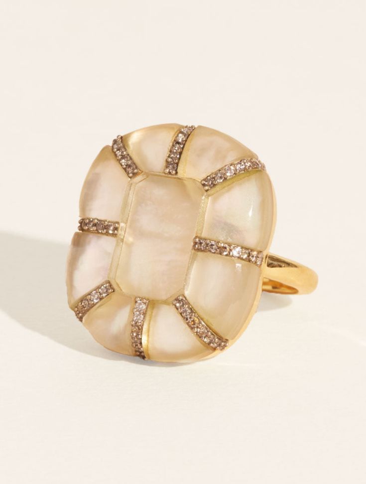 Generous curves, hexagonal lines, worked details; the sumptuous Reem ring in Mother-of-pearl is as much a technical feat as an aesthetic marvel. By borrowing its XXL shapes from those of a flower in full bloom, it lets its exceptional know-how, its multiple zircons and its fine natural stones shine. Cut nine times then polished by hand, these cabochons thus royally highlight the reflections, textures, tones and particularities of this extraordinary jewel. Bijoux Art Nouveau, Classy Jewelry, Delicate Rings, Pearl Size, Pearl Ring, Cocktail Rings, Ring Necklace, Ring Shopping, Mother Of Pearl