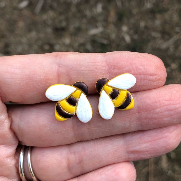 I Handcrafted These Earrings Out Of Polymer Clay And They Are Brand New And Fresh Out Of The Oven. Lightweight, Comfortable Bee Studs In Black And Yellow, With Painted On White Wings. There Are Some Minor Imperfections That Add Character To The Handmade Design And Make Them Truly One Of A Kind. Great For A Gift As Well. Clay Bees, Sculpture Diy, Boho Drop Earrings, Apple Earrings, South Sea Pearls Earrings, Bee Studs, Silver Heart Earrings, Bee Jewelry, Light Earrings