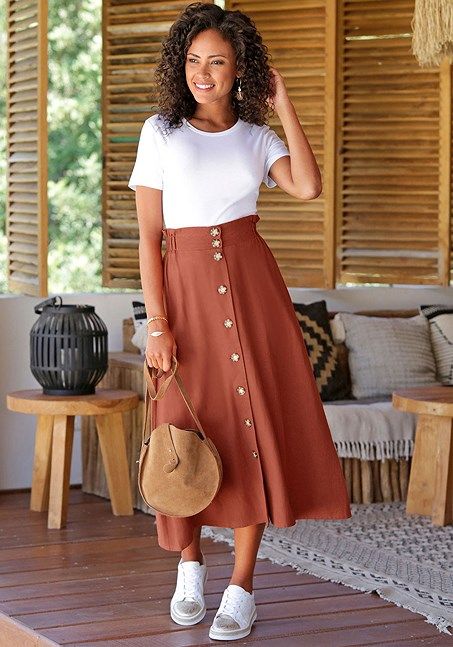 This midi skirt can be combined in various ways. Button Down Skirt Outfits, Button Front Skirt Outfit, Button Skirt Outfit, Aline Skirt Outfit, Chic Feminine Style, Button Front Midi Skirt, Button Midi Skirt, Midi Skirt Outfit, Long Skirt Outfits