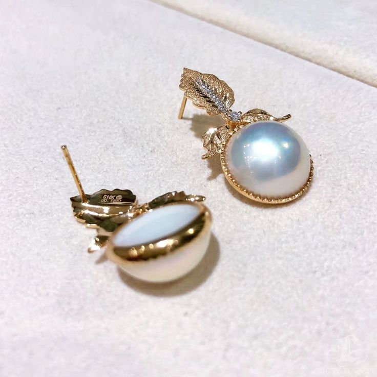 Highlight: The Best Quality Mabe Pearl Product Information OriginMabe Pearl Jewelry Processed in Japan MaterialMabe Pearl, 18k Gold, and Diamond DimensionsEarrings Length 3.0 cm Pearl Shaped: Round Size: 14-15 mm Quality: AAAA Nacre: Very Thick Color: White Luster: Very High Accessories Metal: 4.92 g of 18k Gold Other: 0.18 ct of SI Quality Natural Diamond Luxury Pear-shaped High Luster Pearl Earrings, Luxury High Luster Pear-shaped Pearl Earrings, Luxury Hallmarked Pearl Drop Earrings, Luxury Hallmarked Yellow Gold Pearl Earrings, Luxury High Luster Yellow Gold Earrings, Luxury Cabochon Earrings For Wedding, Luxury White Gold Pearl Earrings With High Luster, Luxury Yellow Gold Round Pearl Earrings, Luxury Round Earrings With High Luster