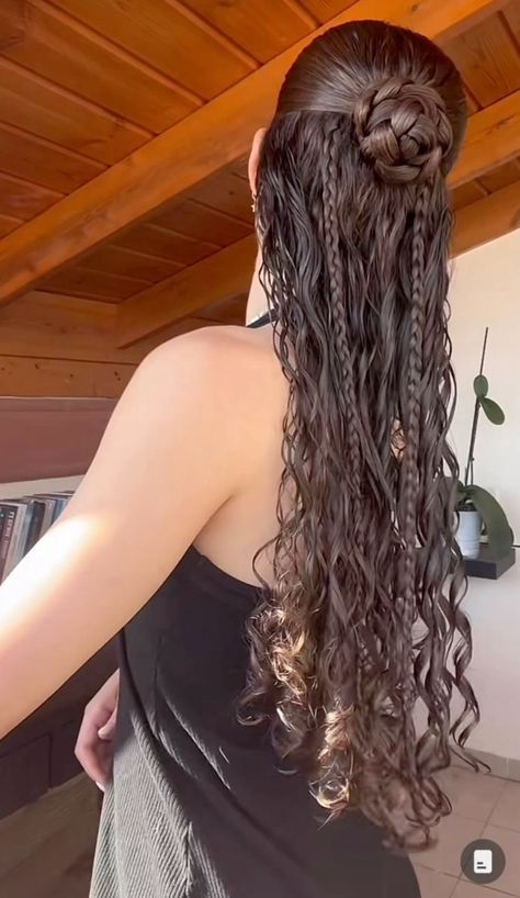 Hairstyles For Long Hair Thick Hair, How To Get Thick Long Hair, Fall Girl Hairstyles, Festival Hair Curly Hairstyles, Hairstyles For School Wavy Hair, Medium Length Hair Styling Ideas, Cute Hairstyles For Medium Hair School, School Hairstyles Wavy Hair, Latina Prom