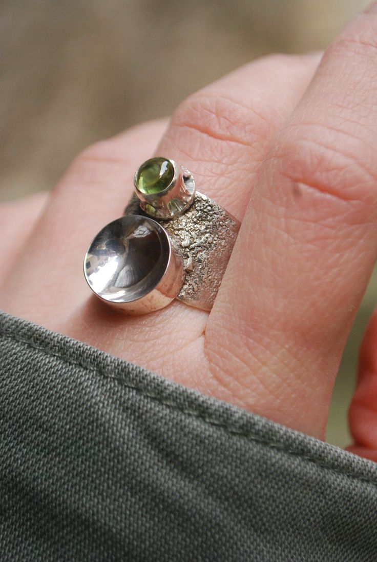 Silver cup ring, green chrysolite ring. Modernist cocktail ring . Statement ring for woman. Handmade Silver Rings, Rings With Stones, Silversmith Rings, Silversmith Jewelry, Unique Ring Designs, Armor Ring, Silversmith Jewellery, Metalwork Jewelry, Modernist Ring