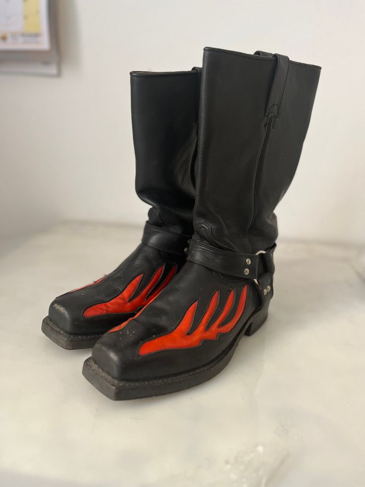 Super cool biker boots in black with flames In general good vintage conditions, some signs of the time are expected Made in Mexico SIZE: EU 44 UK 9.5 US 10.5 Biker Boots With Steel Toe For Streetwear, Black Snip Toe Moto Boots For Biker Events, Moto Boots With Snip Toe For Biker Events, Black Steel Toe Moto Boots For Biker Events, Vintage Black Moto Boots With Snip Toe, Vintage Black Moto Boots For Outdoor, Black Biker Moto Boots For Streetwear, Black Moto Boots For Streetwear, Red Flames