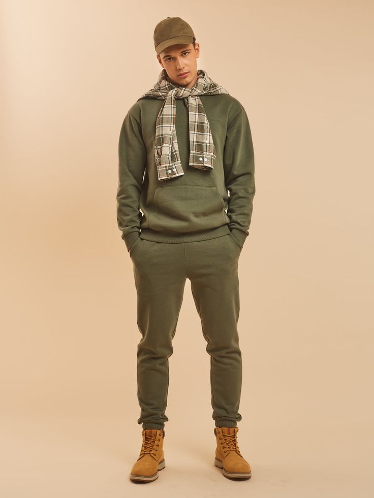 Zanurz się w otulającym komforcie męskiej bluzy hoodie BIG STAR w odcieniu khaki. Bluza męska khaki z kapturem Hector 303 to model, który został wykonany z mieszanki bawełny organicznej i recyklowanego poliestru, co zapewnia nie tylko komfort noszenia, ale także ochronę naszego naturalnego środowiska. Delikatne logowanie na klatce piersiowej w formie printu rubber HD dodaje całości miejskiego charakteru. Doskonale komponuje się ze spodniami WILLIAM, tworząc harmonijny set. Bluza męska khaki z ka Star W, Big Star