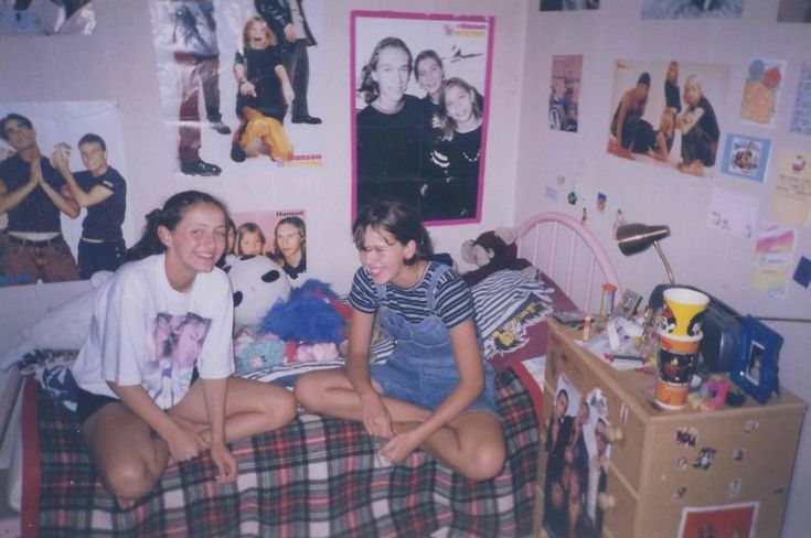 i remember when my older john cousin laura came over here to are own home one night to call her mom to see spend the night and  then we to see a movie dormatory xoxo 90s Room, 90s Bedroom, 80s Bedroom Aesthetic, 80s Room, 80s Bedroom, 90s Teen, 90s Girl, Instagram Feeds, Bedroom Posters