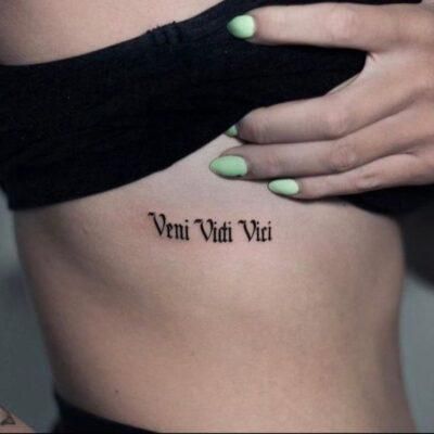 a woman's stomach with the words veni witt vii on it