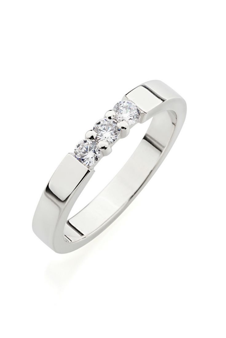 a white gold ring with three stones on the side and two diamonds in the middle