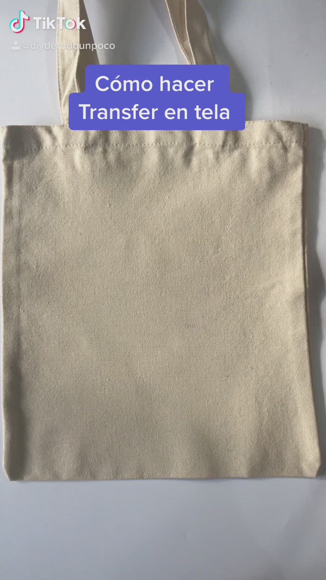 This may contain: a white bag with the words como hacer transfer en tea on it's side