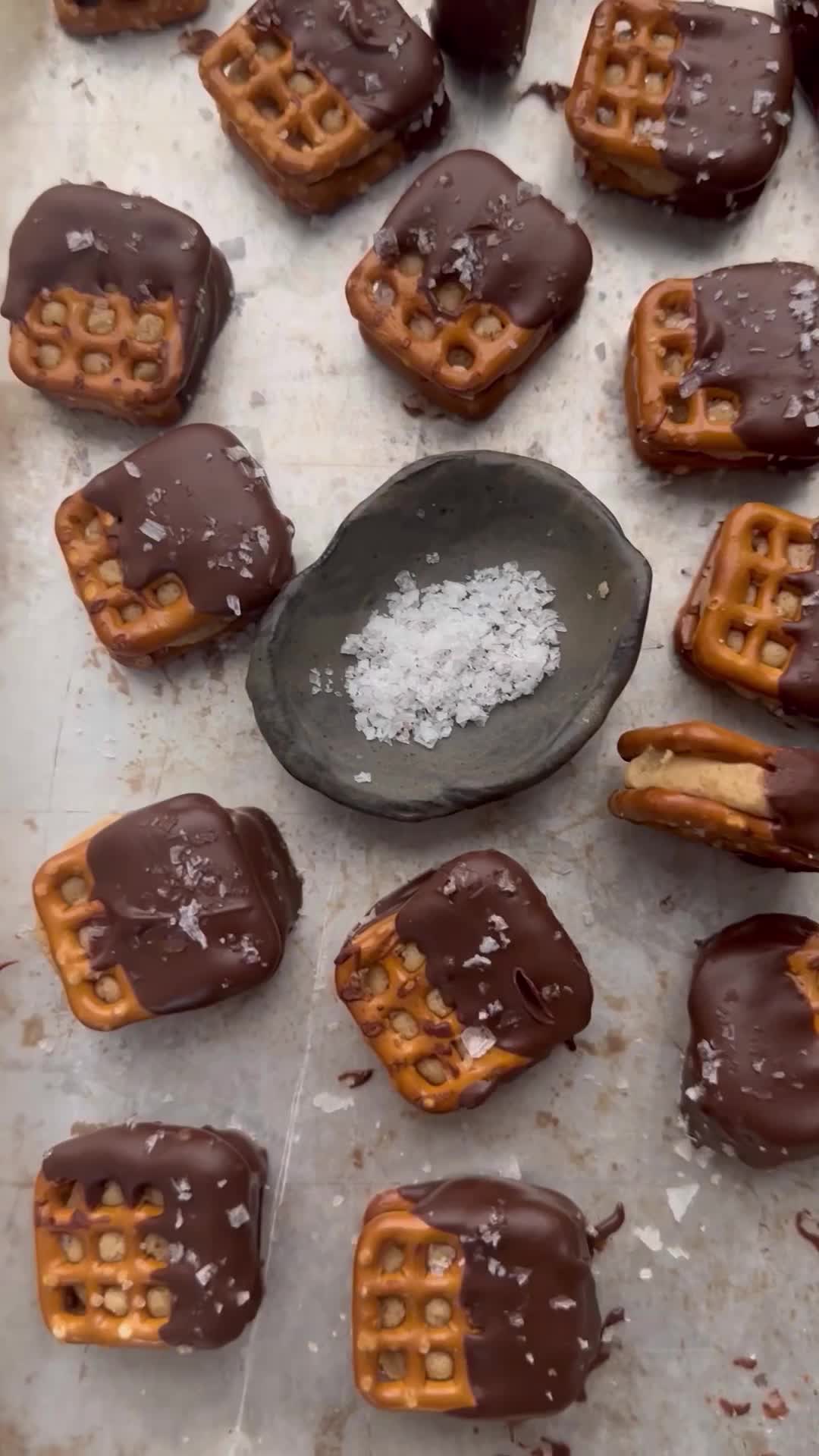 Looking for that perfect treat to satisfy your sweet tooth? Check out 😋 these scrumptious Peanut Butter Pretzel Bites! They're easy to make and perfect for sharing with friends. You won't believe how good they taste! 💛🧁