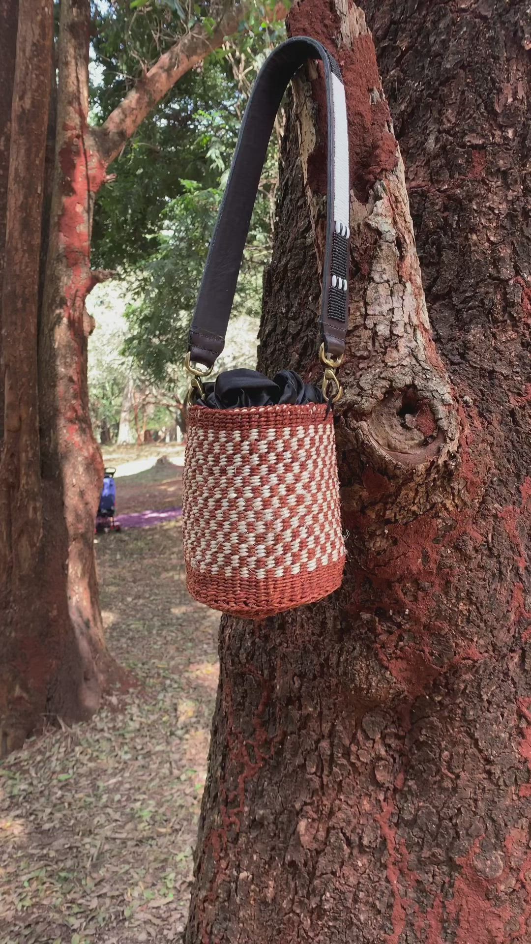  

This bucket basket bag is handmade from sisal fibers made with care by artisan 

