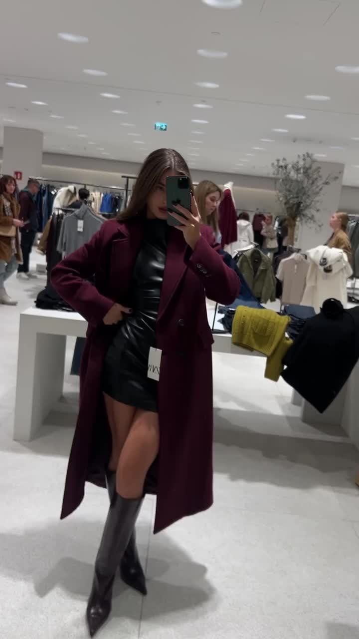 Zara’s wool coat in this season’s trendiest color—burgundy! 🍇✨ Huge thanks to @21blazers for the chic inspo! 🙌 Would you wear this cozy autumn essential? Let me know in the comments! 👇 Need links or more outfit inspo? Check October highlights! 📌 #zarawoolcoat #fallfashion #burgundycoat #autumnoutfit #fallstyle #cozyfashion #styleinspo #wardrobestaple