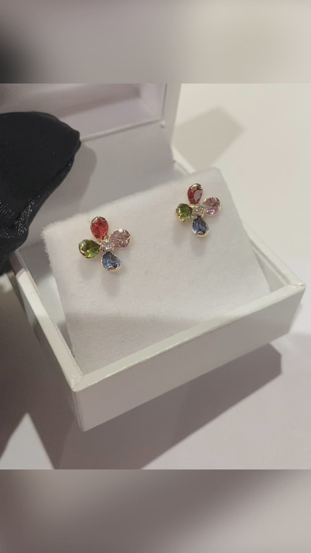 https://flawlessedgejewellery.com/collections/earrings/products/rainbow-gold-flower-studs