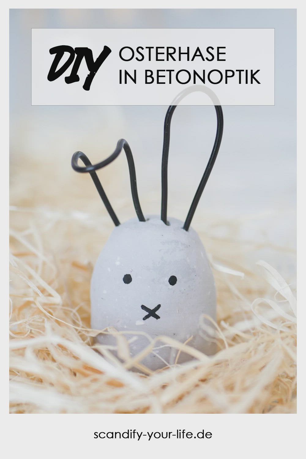 This contains: Bastelidee für Ostern: Hasen aus lufthärtender Modelliermasse in Betonoptik mit Ohren aus schwarzem Draht. Die perfekte DIY Osterdeko für den modernen Skandi-Stil.