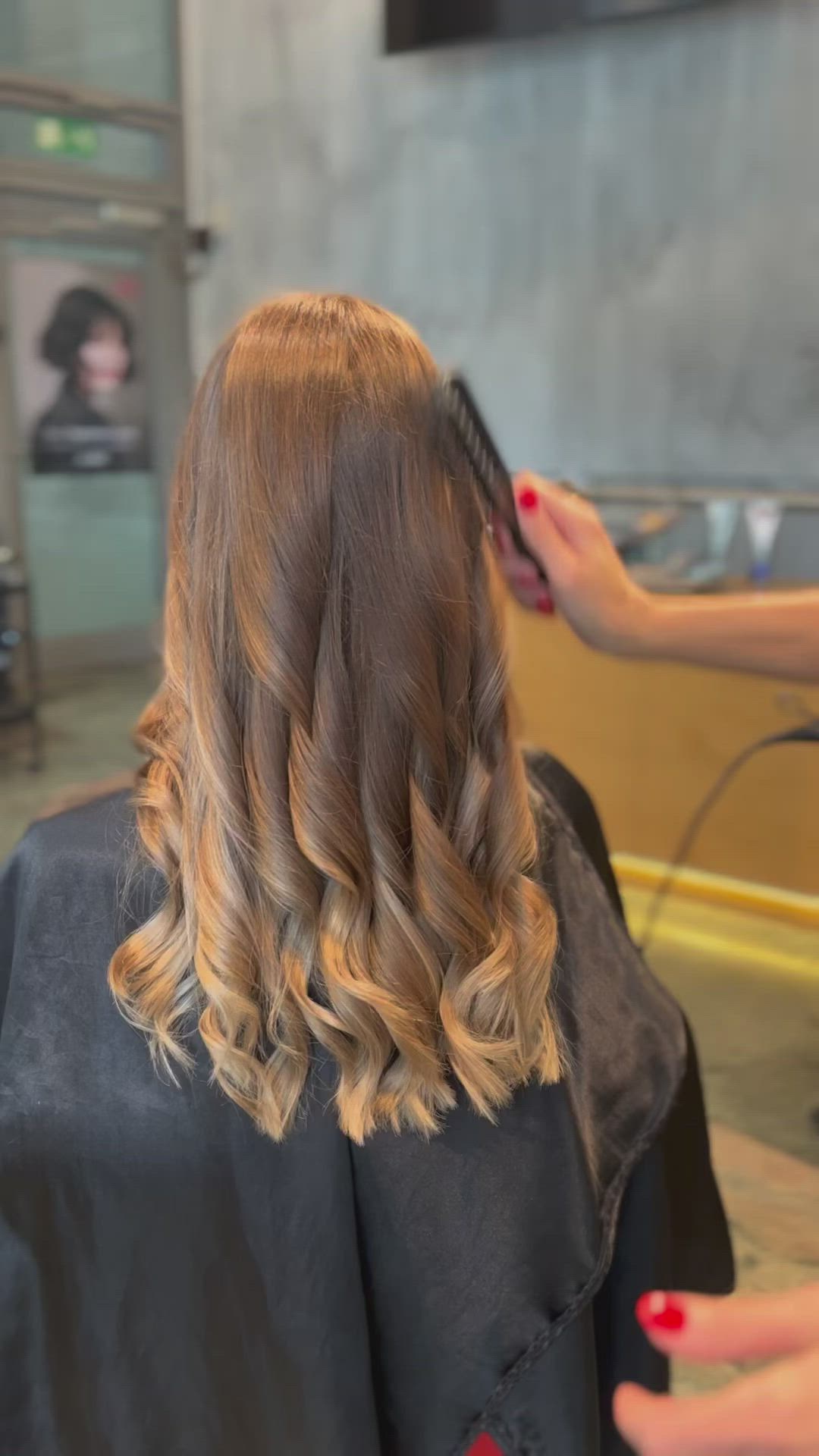 This contains an image of: Balayage/ Strähnen Herbst haircolor  @el_stylista insta