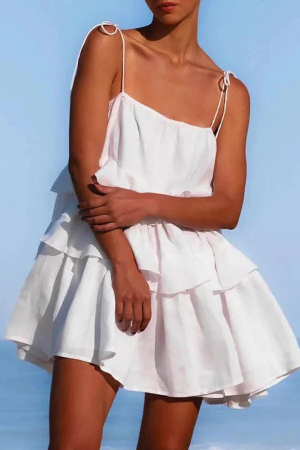 This women's loose mini dress features a chic backless design in a solid color, offering both comfort and style. The relaxed fit makes it perfect for casual outings, while the backless detail adds a touch of allure. Ideal for creating an effortlessly trendy look.