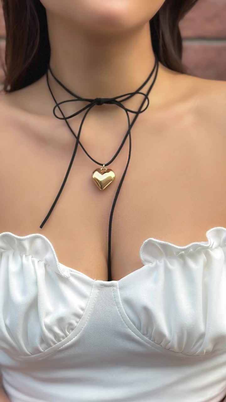 This contains: This stunning necklace is the perfect accessory to add a touch of glam to any outfit 💁‍♀️ Whether you're going out for a fancy dinner or just hanging out with friends, this necklace will be sure to turn heads 👀💃