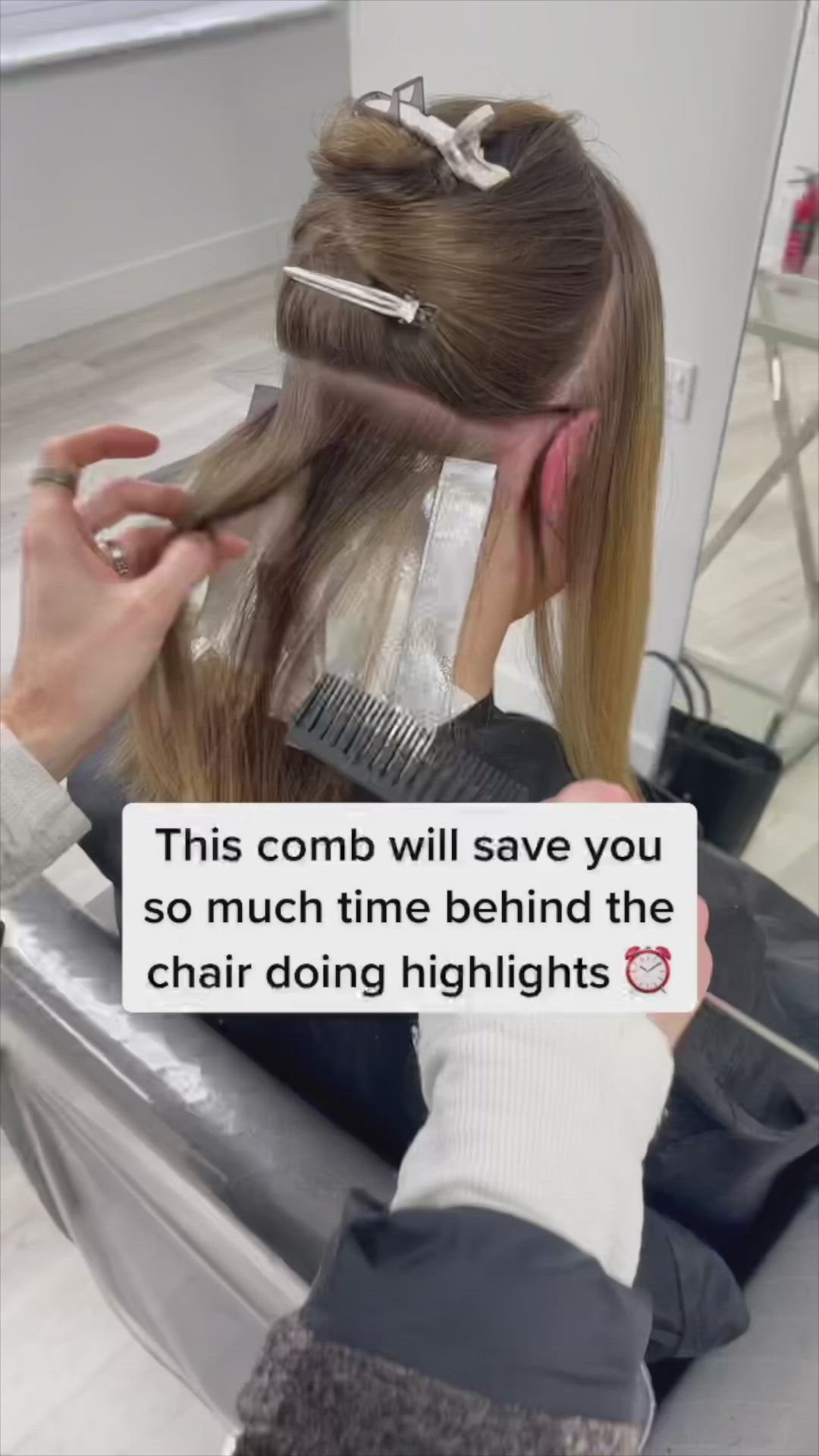 This comb will save you so much time behind the chair doing highlights! ⏰ The Framar Dreamweaver comb comes in 3 different sizes, quickly and easily separates hair into small sections for highlights. Watch @charliebabbhair 's highlight tutorial using the @framar Dreamweaver comb, balayage board and silver pop up foils! #framar #highlights #balayage #balayagehighlights #hairhighlights #hairsalon #salon #hairtransformation #babylights