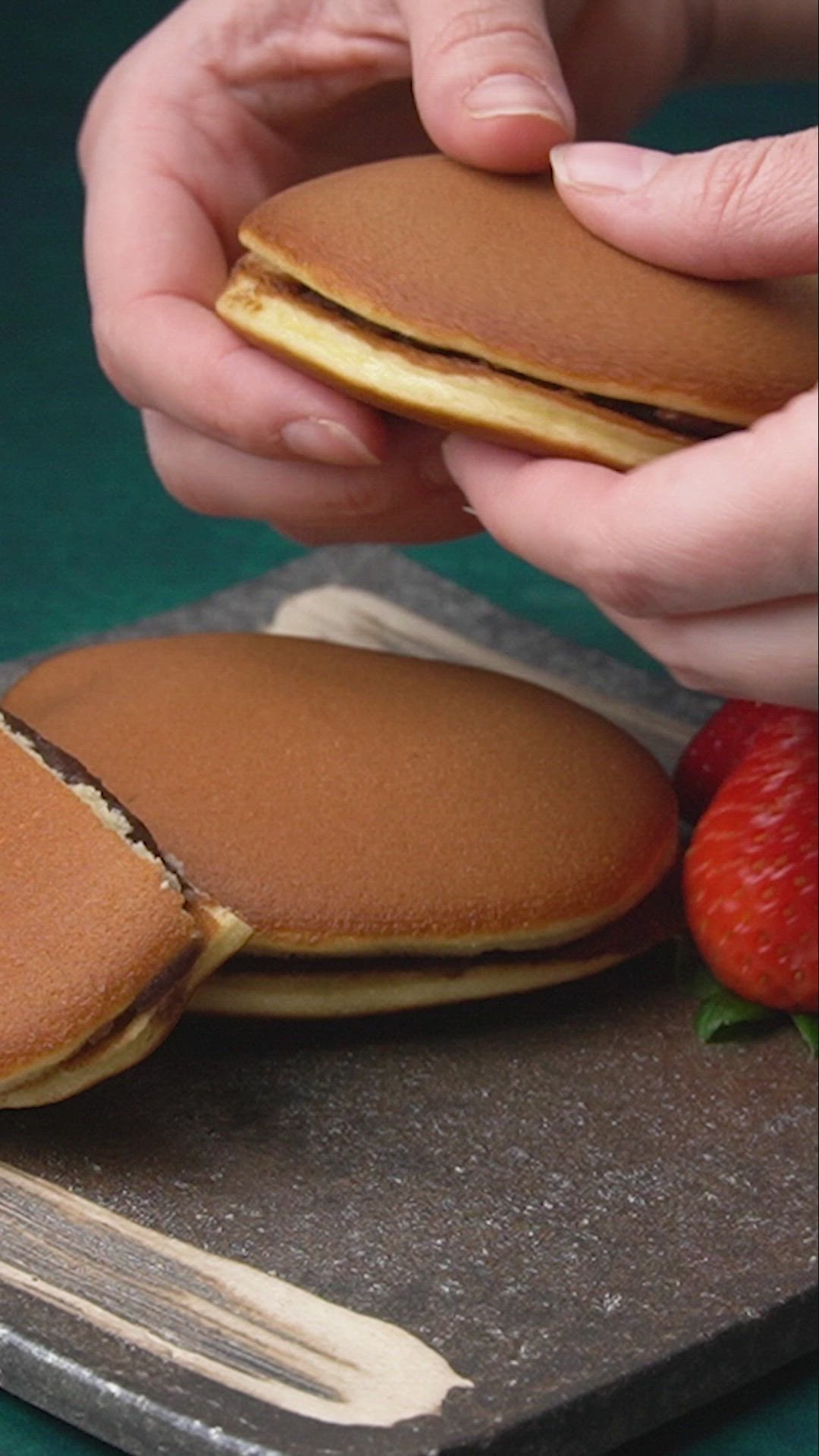 This contains an image of: Como Hacer Dorayaki (Vídeo)← Link