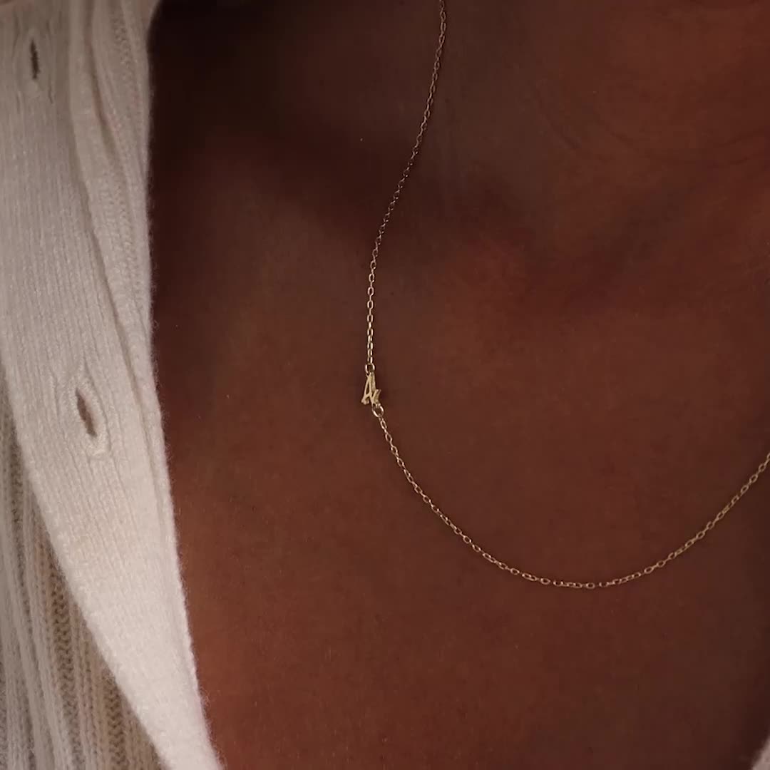 Make a subtle yet personalized statement with our Venice Sideways Initial Necklace, a fashionable accessory that adds a touch of charm to any look. Designed with care and attention to detail, it's the perfect way to showcase your initials or a special letter close to your heart ♡ Material: High Quality Solid 925 Sterling Silver Finish: Sterling Silver ∙ 18K Gold ∙ Rose Gold Dimension: 7mm letter height Design will come in all capital letters unless specified otherwise Size: The total necklace le