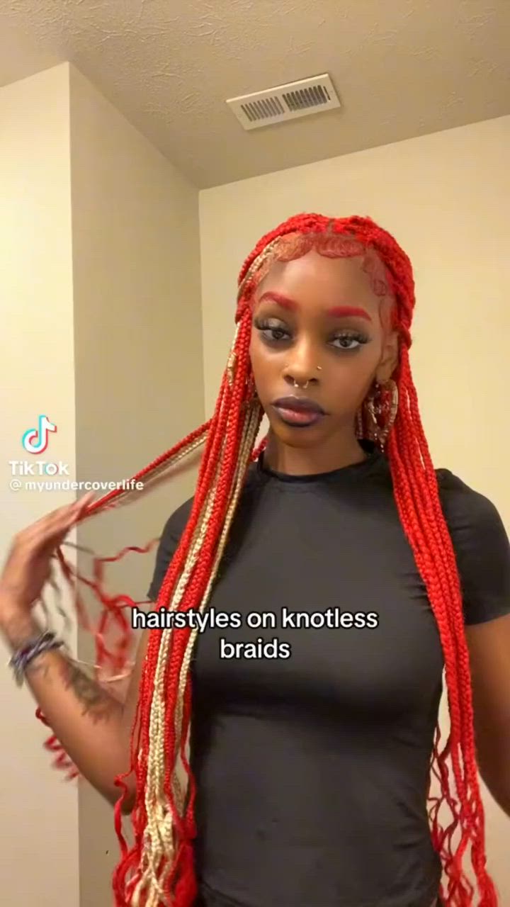 This contains an image of: Hairstyles on kontless braids