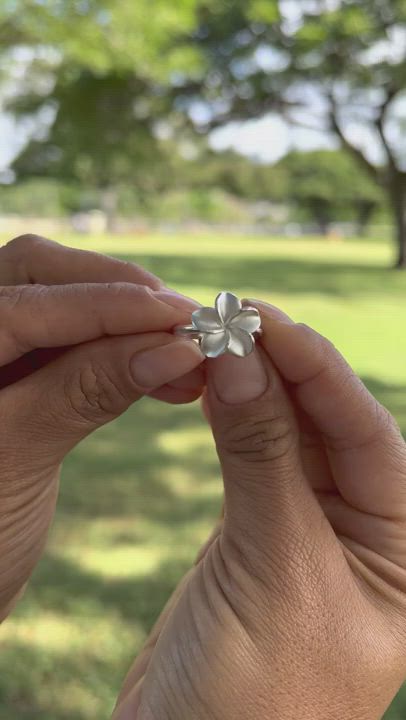 The Plumeria Ring in Sterling Silver features the delightful Hawaiian flower of welcome, the Plumeria. Crafted with a satin-finished plumeria and high-polish band, you will love the gorgeous pop of plumeria. Made exclusively in Hawaiʻi by Maui Divers Jewelry.