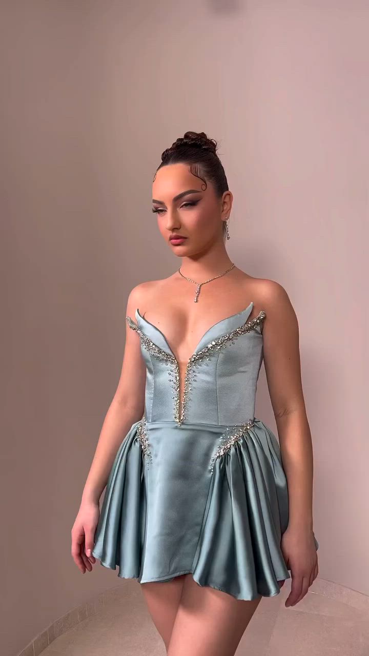 This dress gives Tinkerbell vibes ���🧚🏻