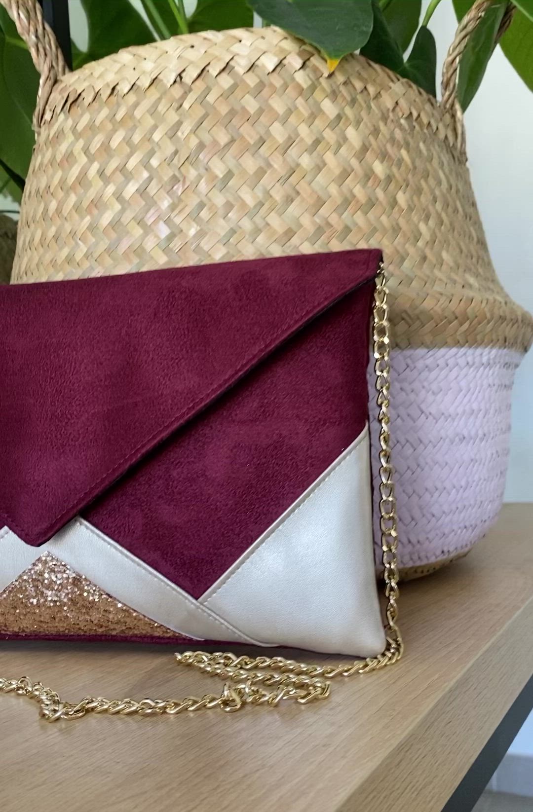 This contains an image of: Pochette mariage bordeaux et dorée