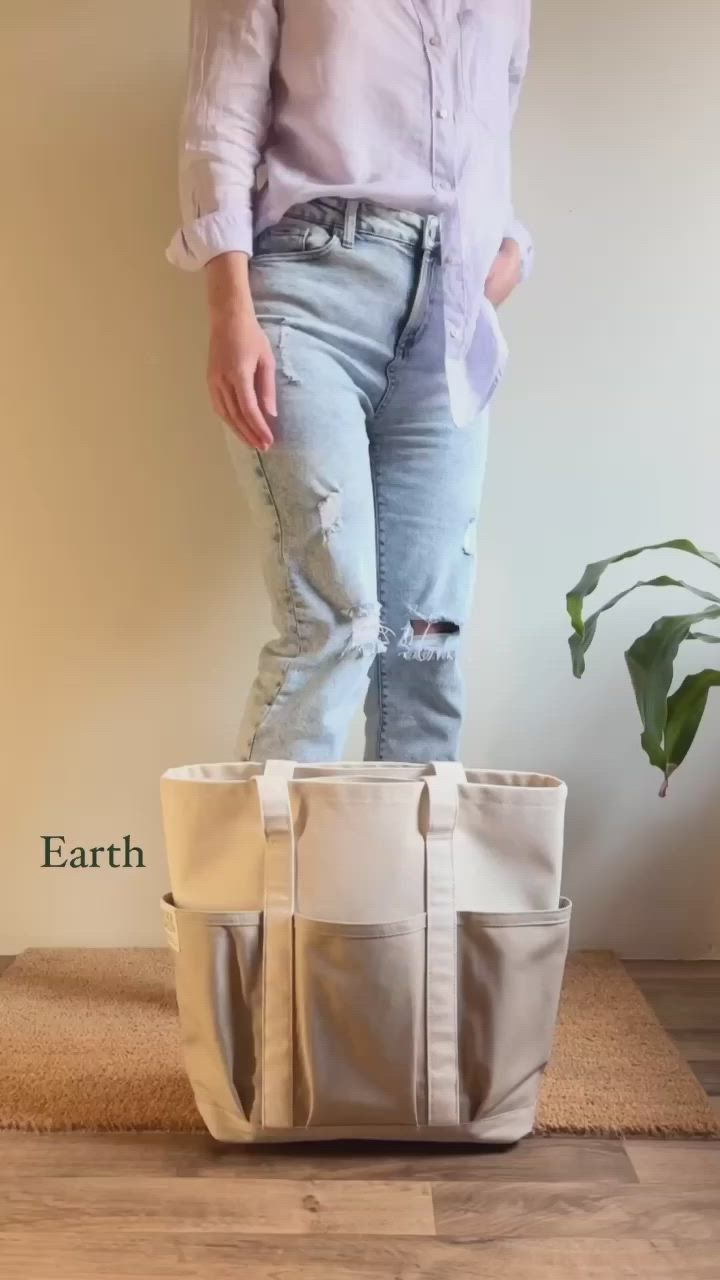 The Amiga Tote can carry your whole day with the help of its 6 pockets and extra short handles. Made in Canada from certified organic cotton canvas, and plants two trees! #totebag #everydaybag #canvastote #madeincanada #madeslow #sustainable #slowfashion #rathergreen #rathergreenbags #ecofriendly #organic #organiccotton #locallymade #canadianmade