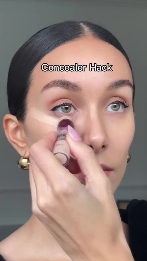 This contains: concealer hack 
concealer tutorial 
makeup hacks 
makeup tutorial