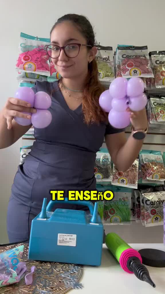 This may contain: a woman is holding up balloons in front of her face and the words te enseno on it