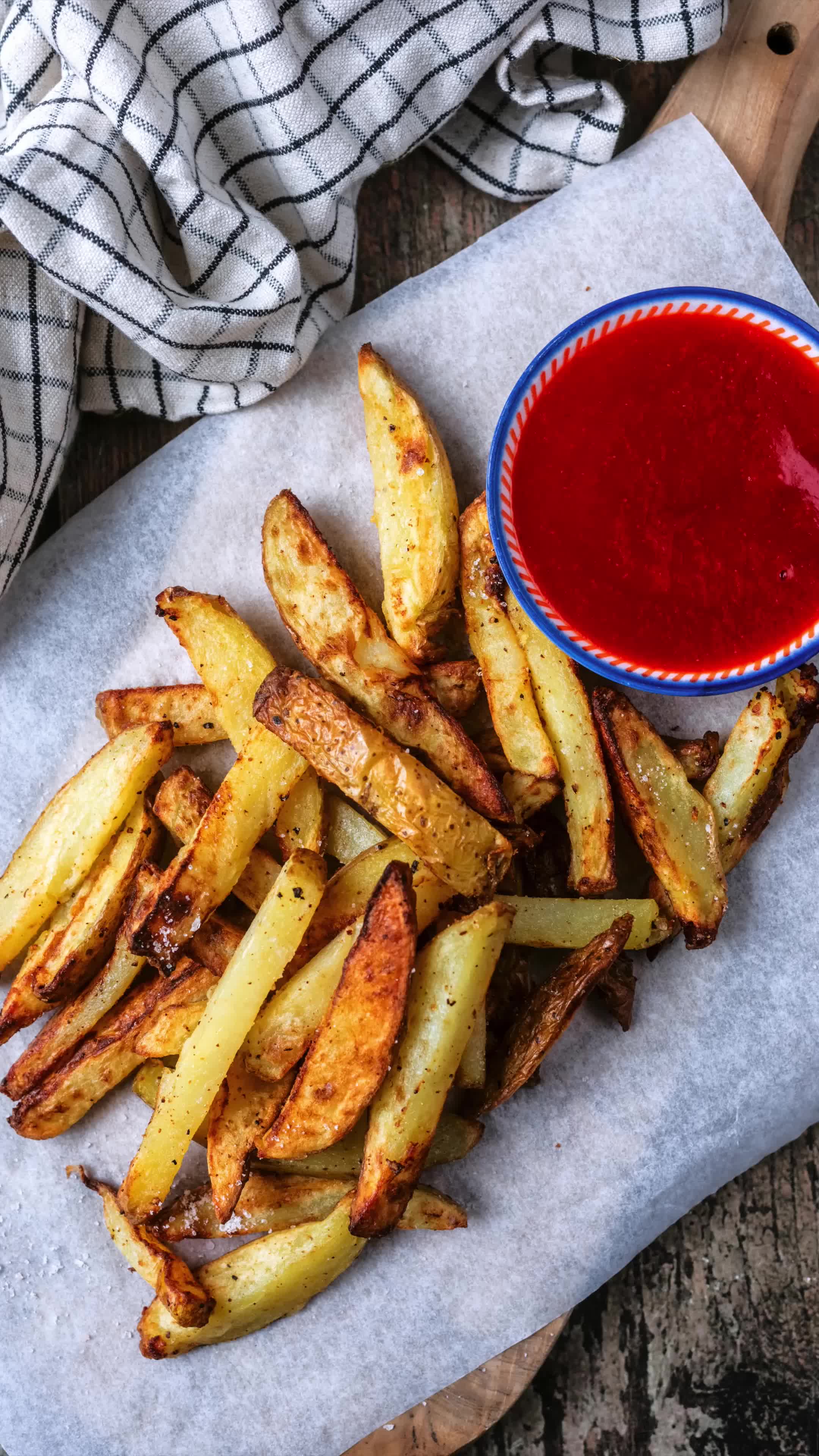 This contains: a video showing how to make air fryer chips.